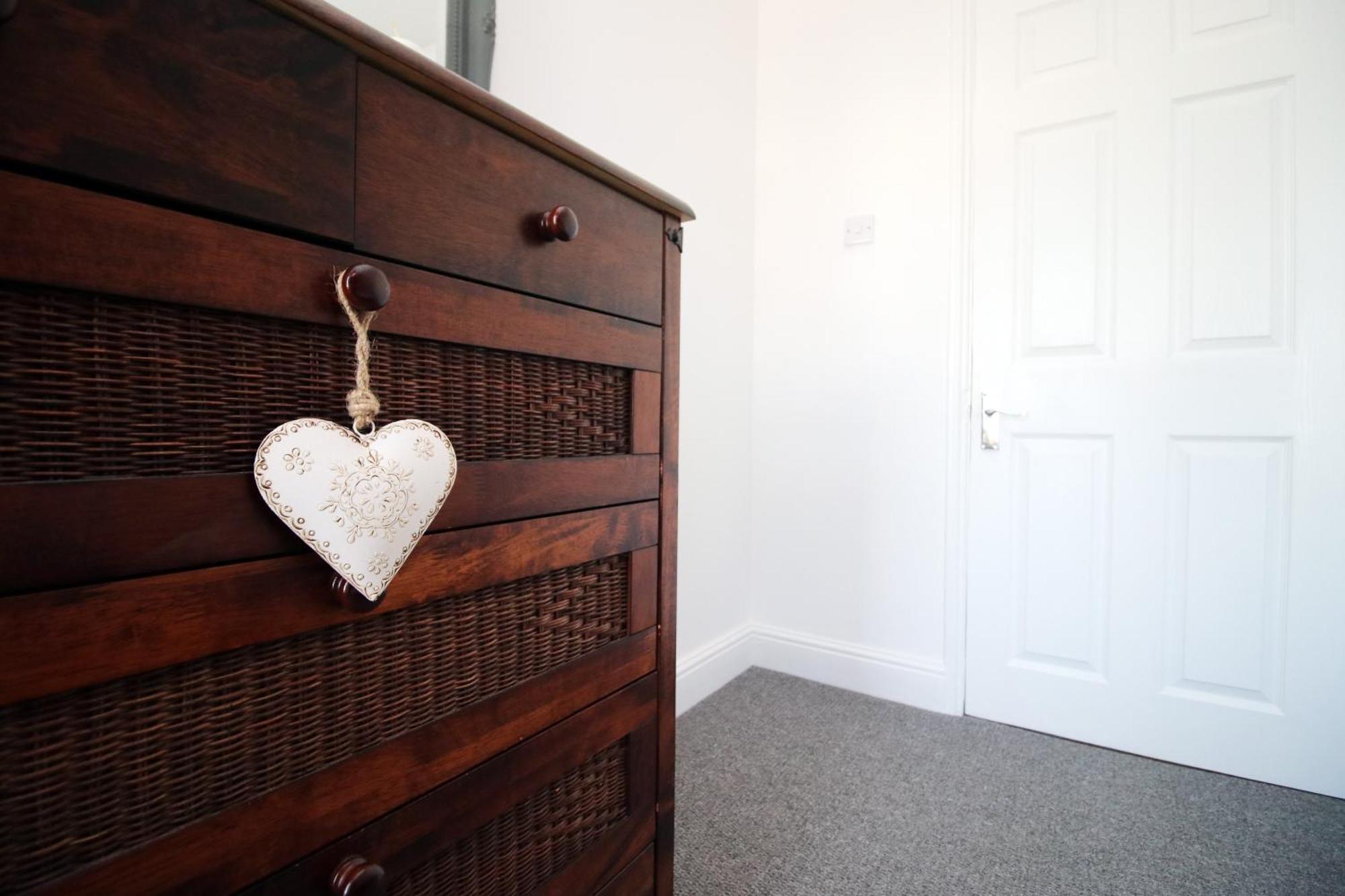 - 3 Bedroom - Free Parking - Walk To Shopping Town Centre And Castle Holiday home *