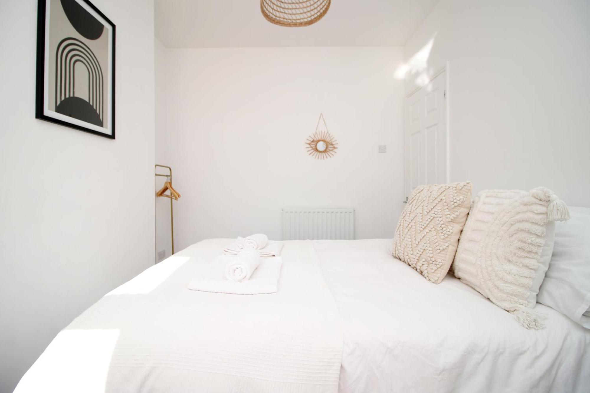- 3 Bedroom - Free Parking - Walk To Shopping Town Centre And Castle Holiday home *
