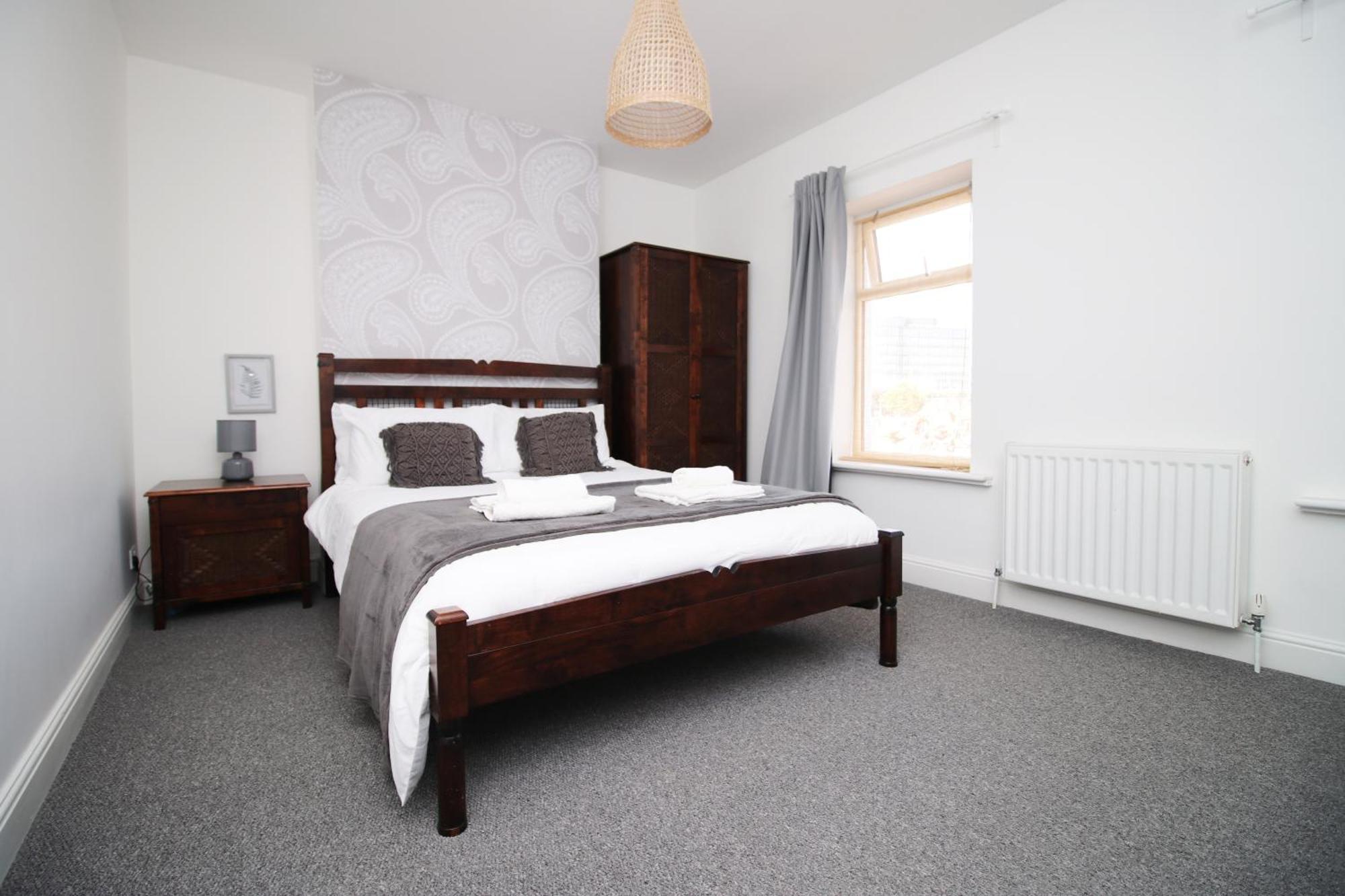 - 3 Bedroom - Free Parking - Walk To Shopping Town Centre And Castle Cardiff