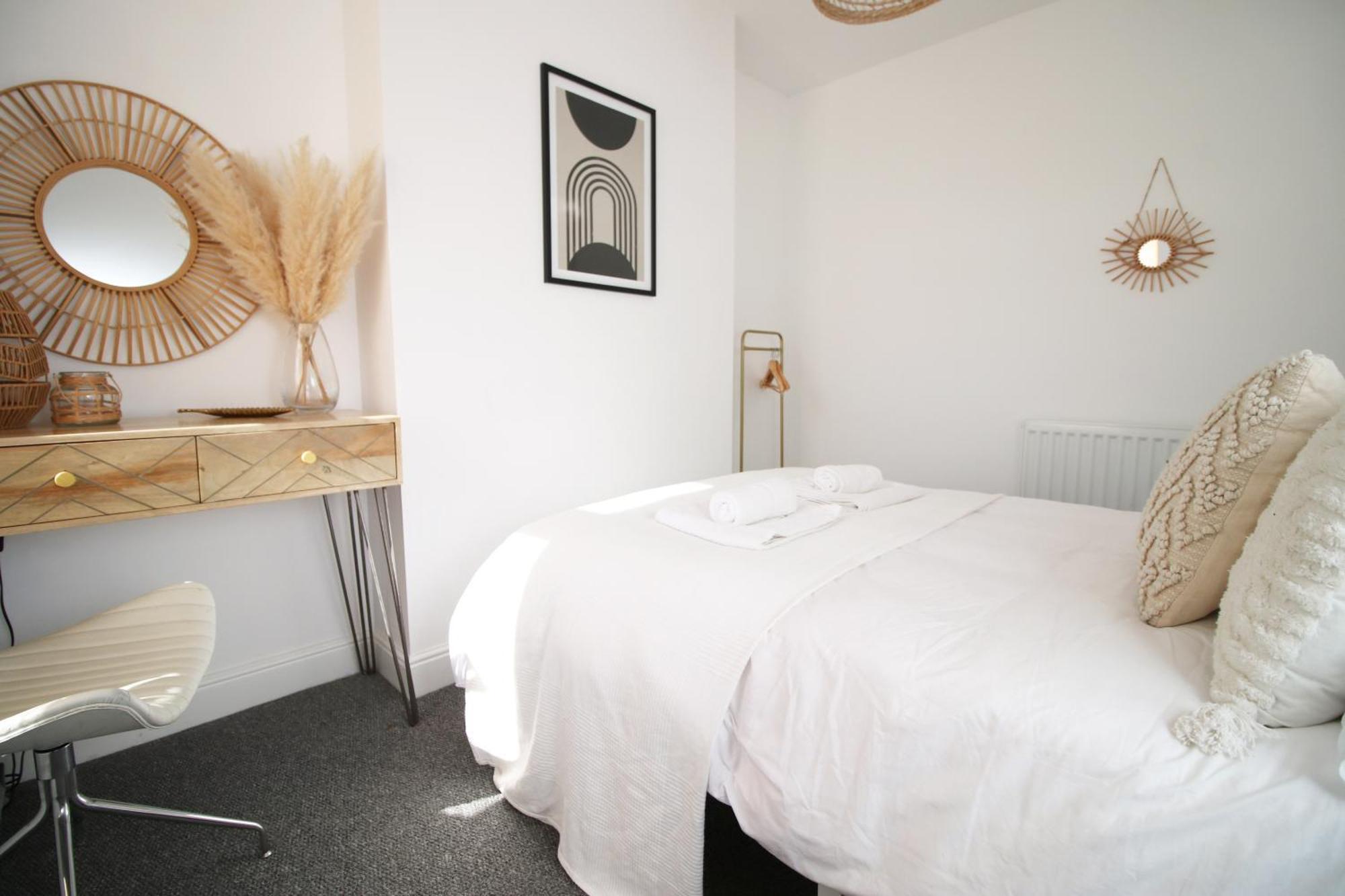 - 3 Bedroom - Free Parking - Walk To Shopping Town Centre And Castle Cardiff