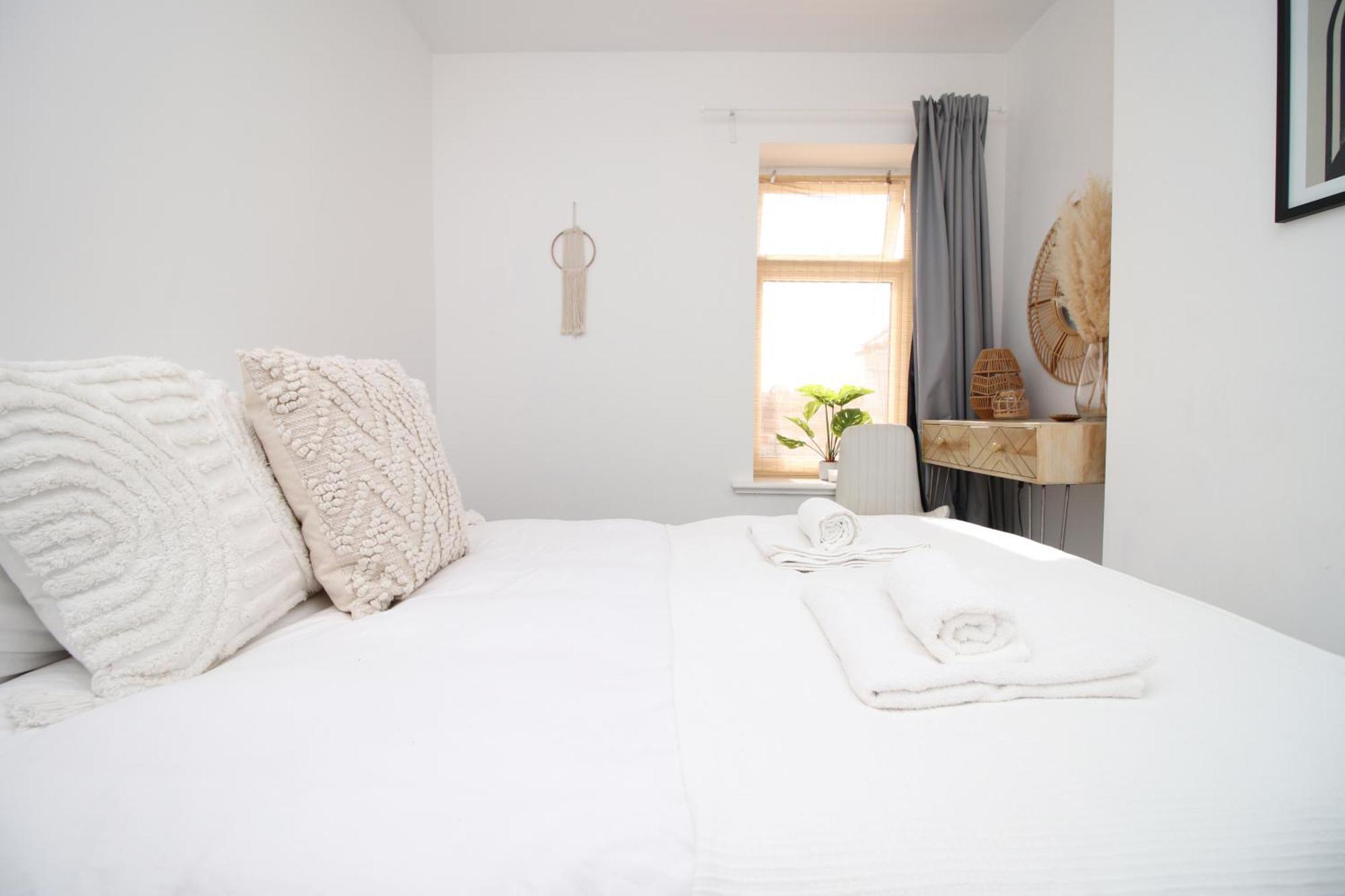 Holiday home - 3 Bedroom - Free Parking - Walk To Shopping Town Centre And Castle *
