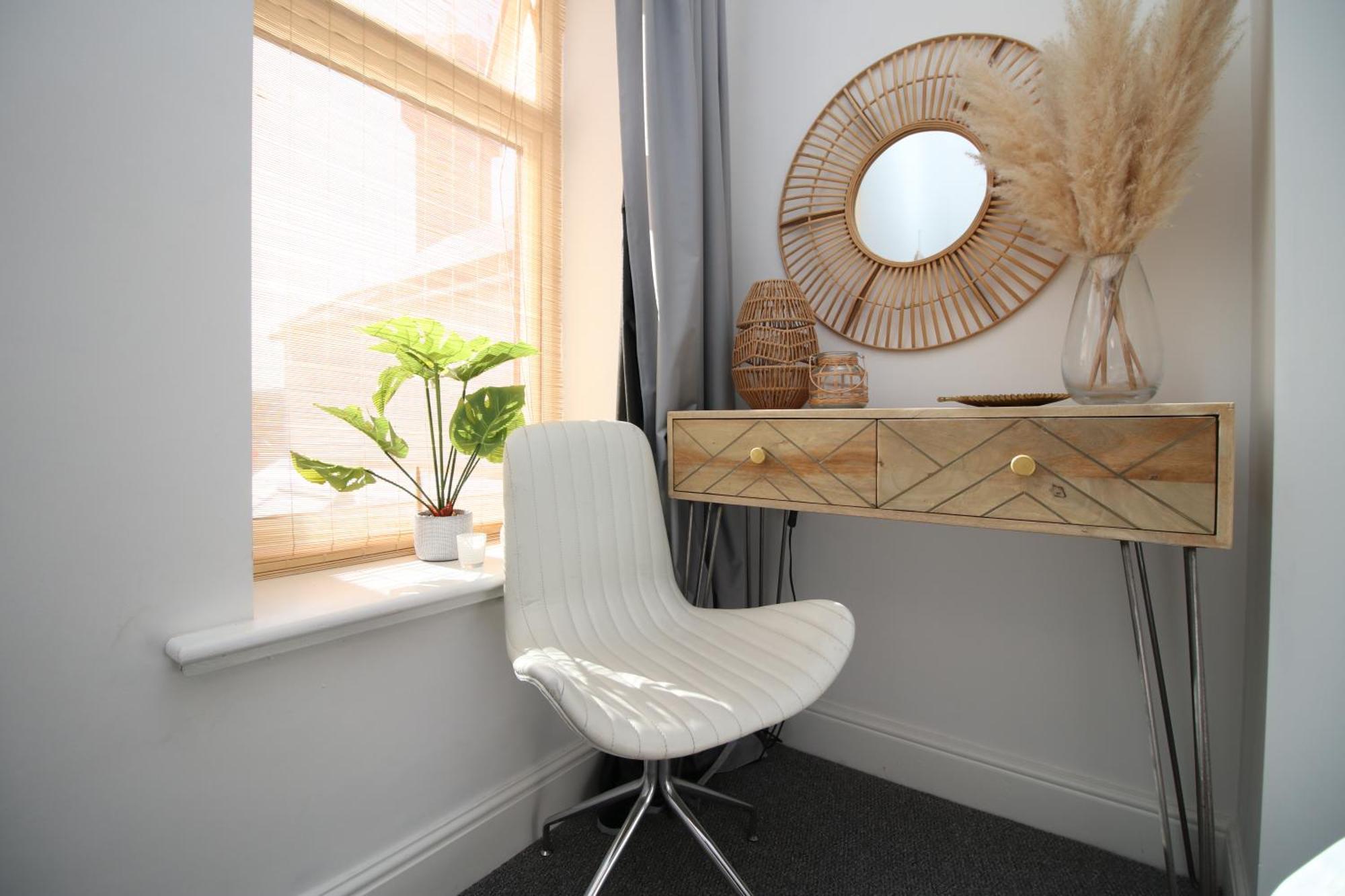- 3 Bedroom - Free Parking - Walk To Shopping Town Centre And Castle * Cardiff