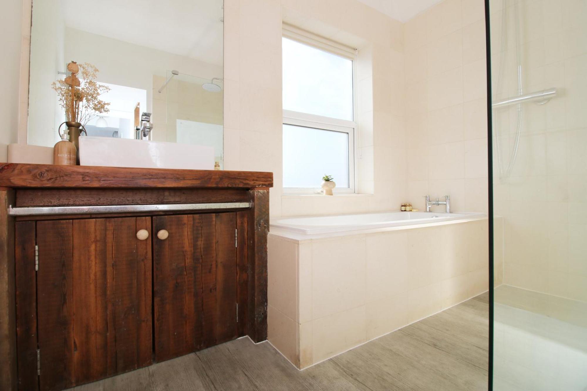 Holiday home - 3 Bedroom - Free Parking - Walk To Shopping Town Centre And Castle