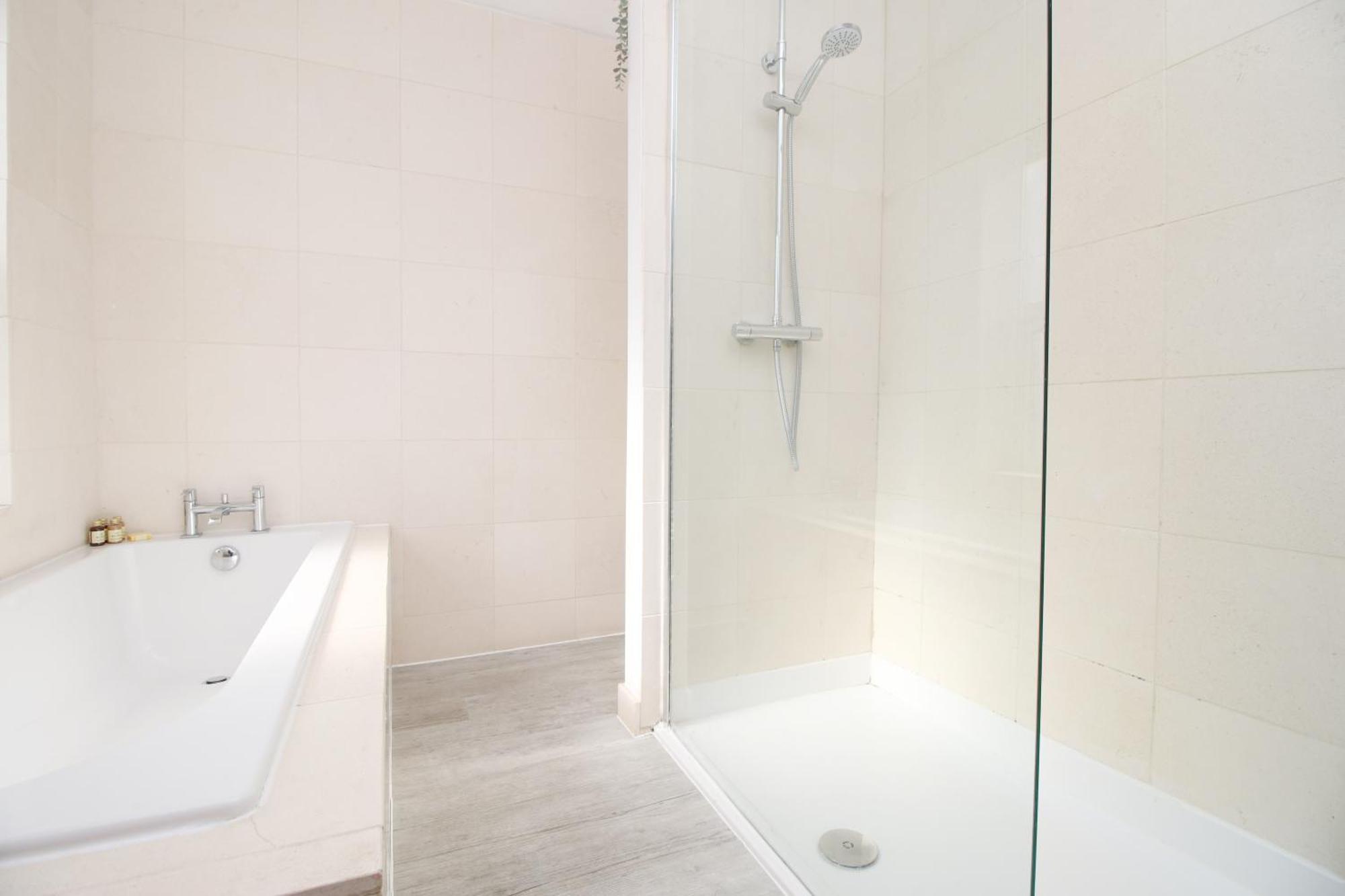 - 3 Bedroom - Free Parking - Walk To Shopping Town Centre And Castle Holiday home Cardiff