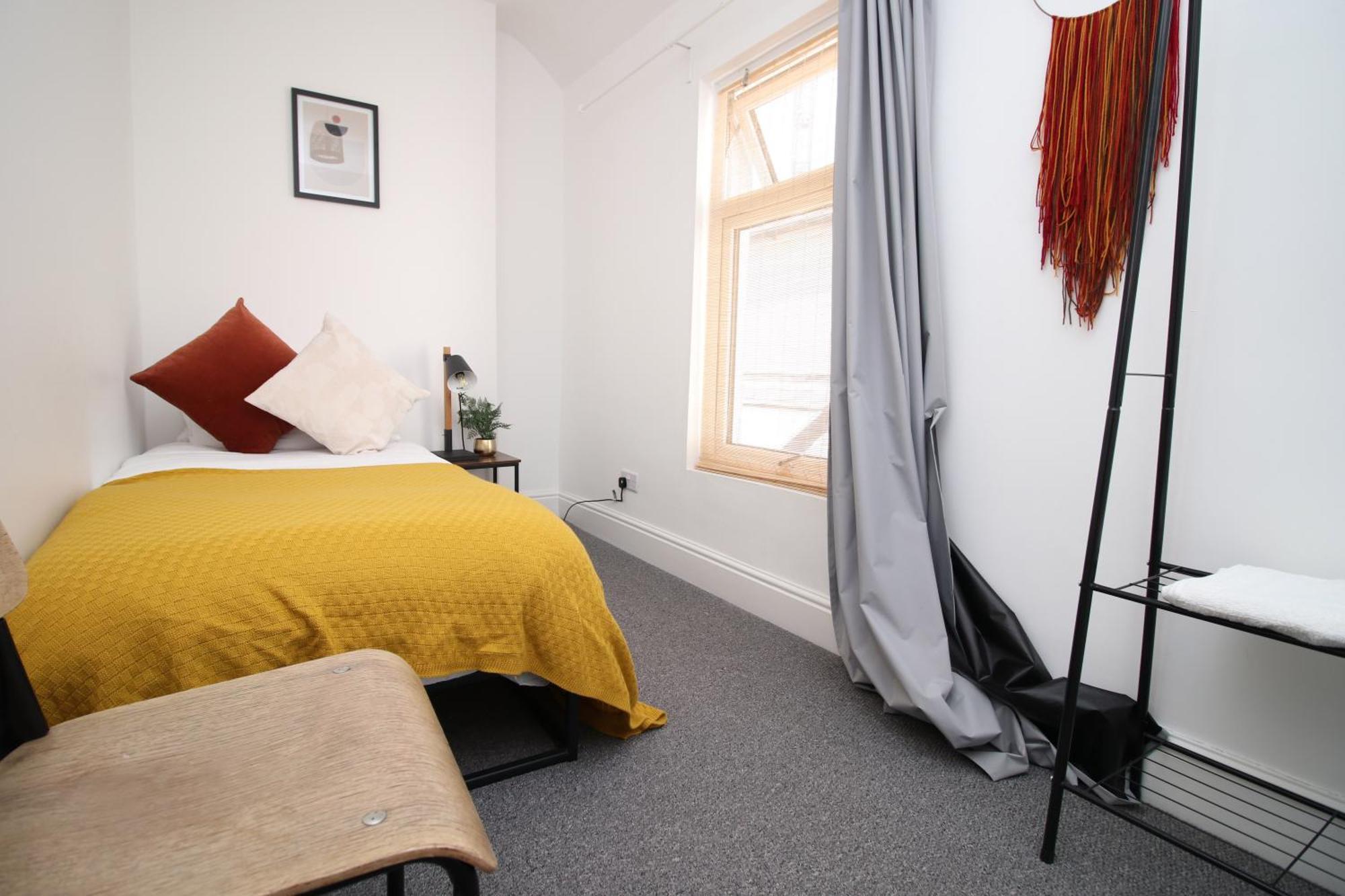 - 3 Bedroom - Free Parking - Walk To Shopping Town Centre And Castle Cardiff