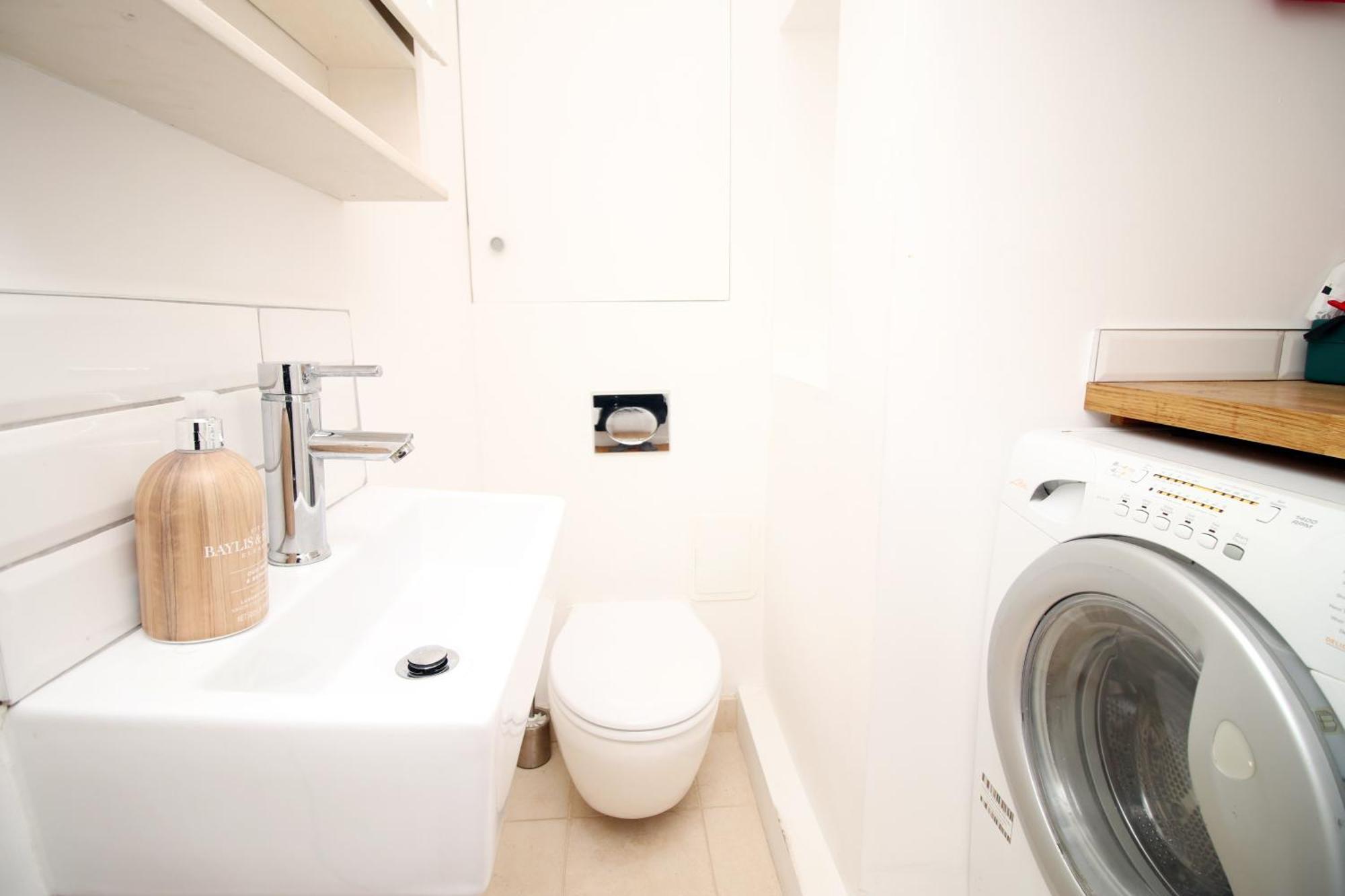 - 3 Bedroom - Free Parking - Walk To Shopping Town Centre And Castle Holiday home