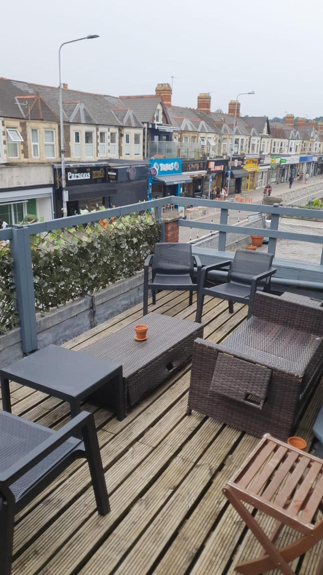Apartment Large Three Bedroom With Roof Terrace Near Centre *