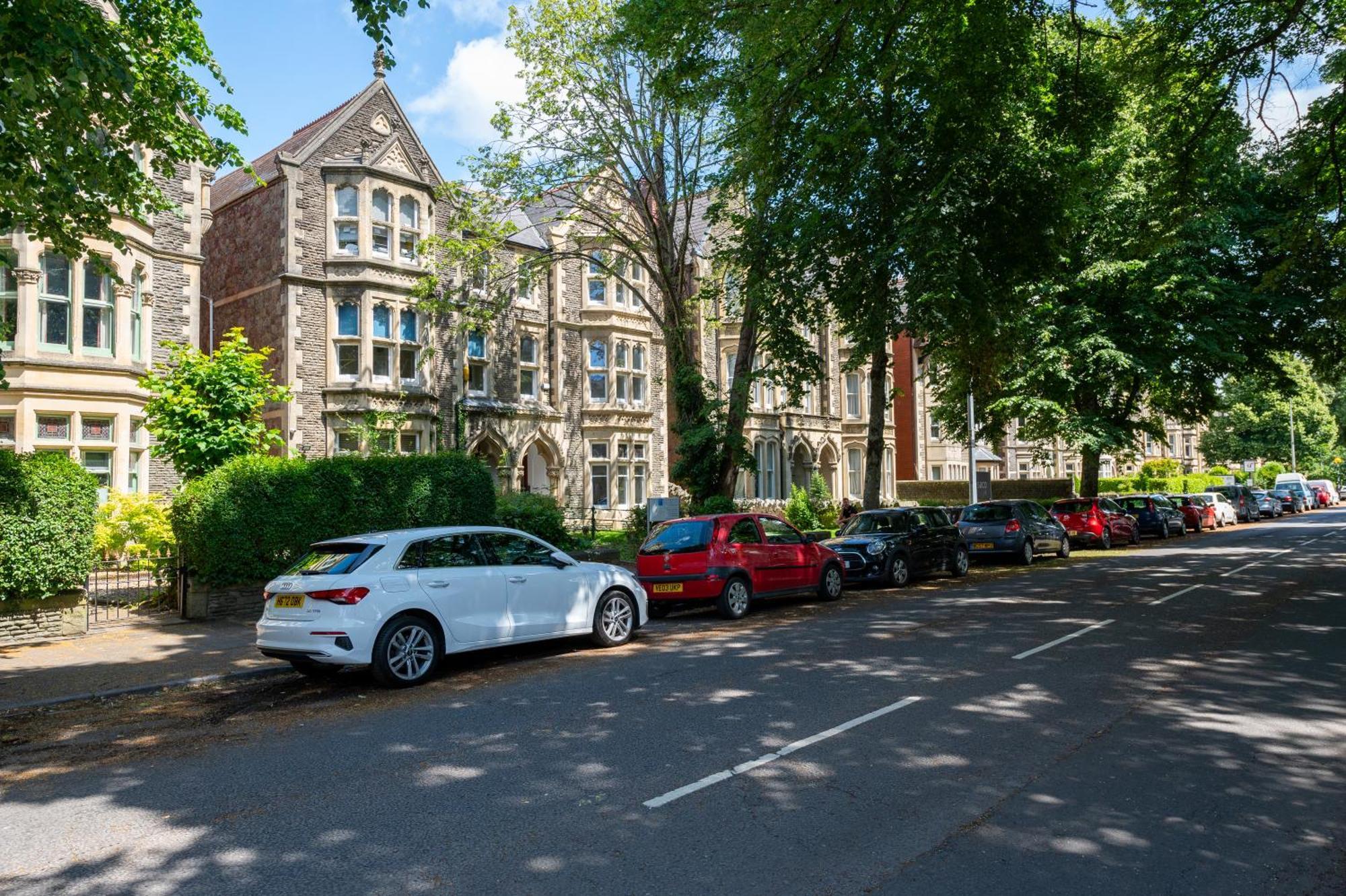 Prime Location Pontcanna Modern 2 Bedroom With Privat Parking Apartment