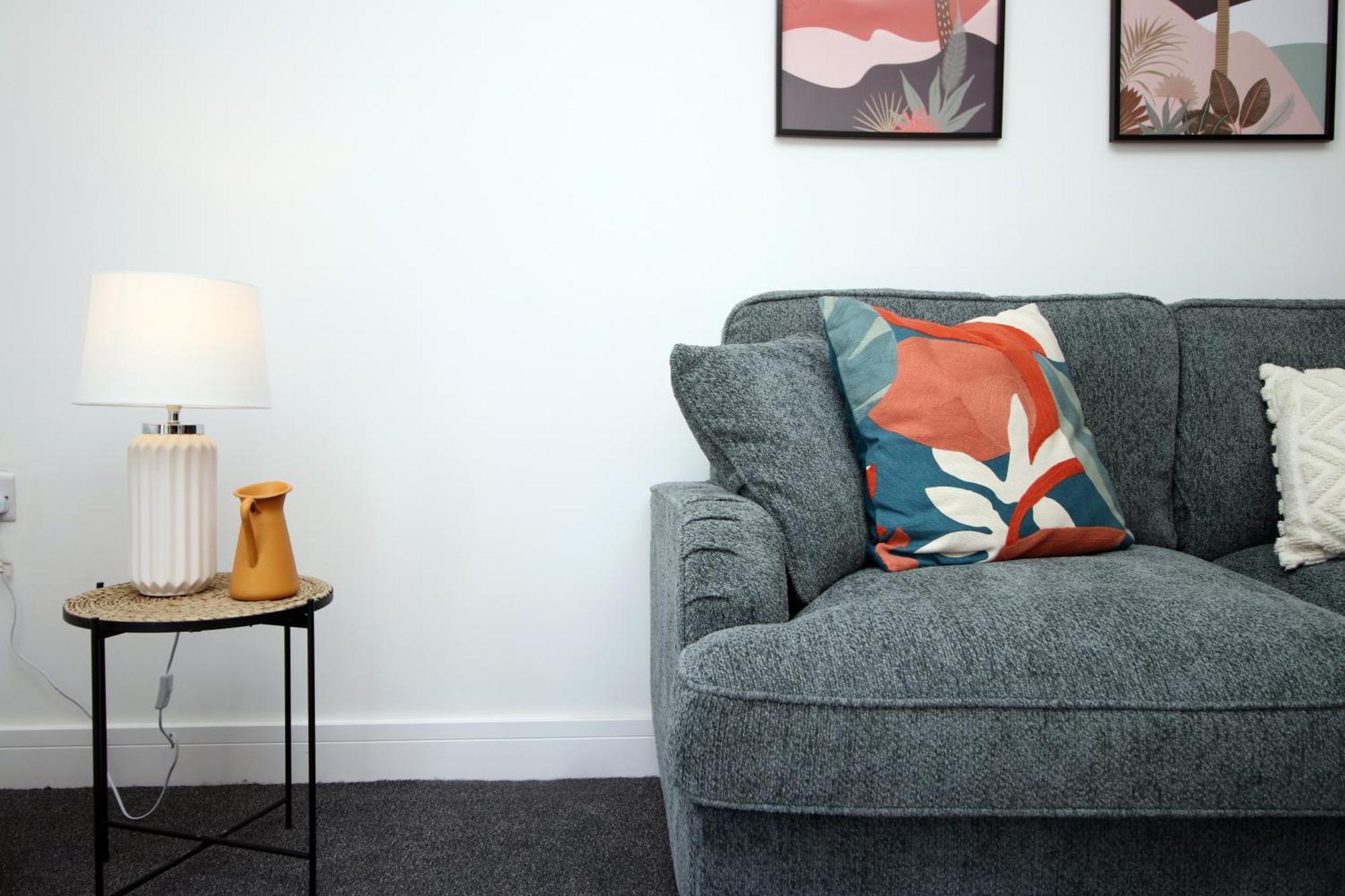 New Modern By Ekliving Luxe * Cardiff