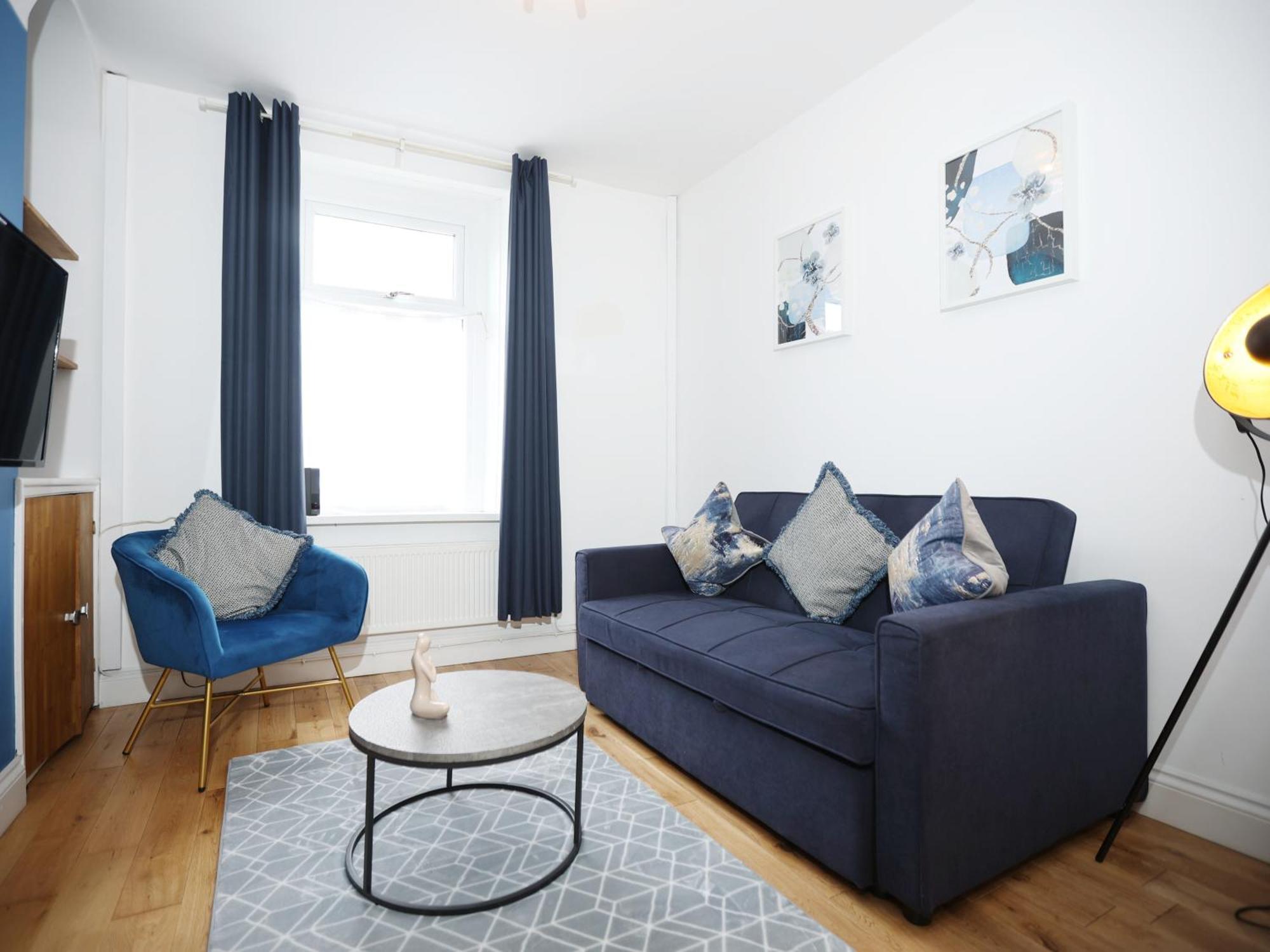 Kerry Croy - Lovely House, Fantastic Location With Free Parking, Perfect For Contractors And Workers Cardiff