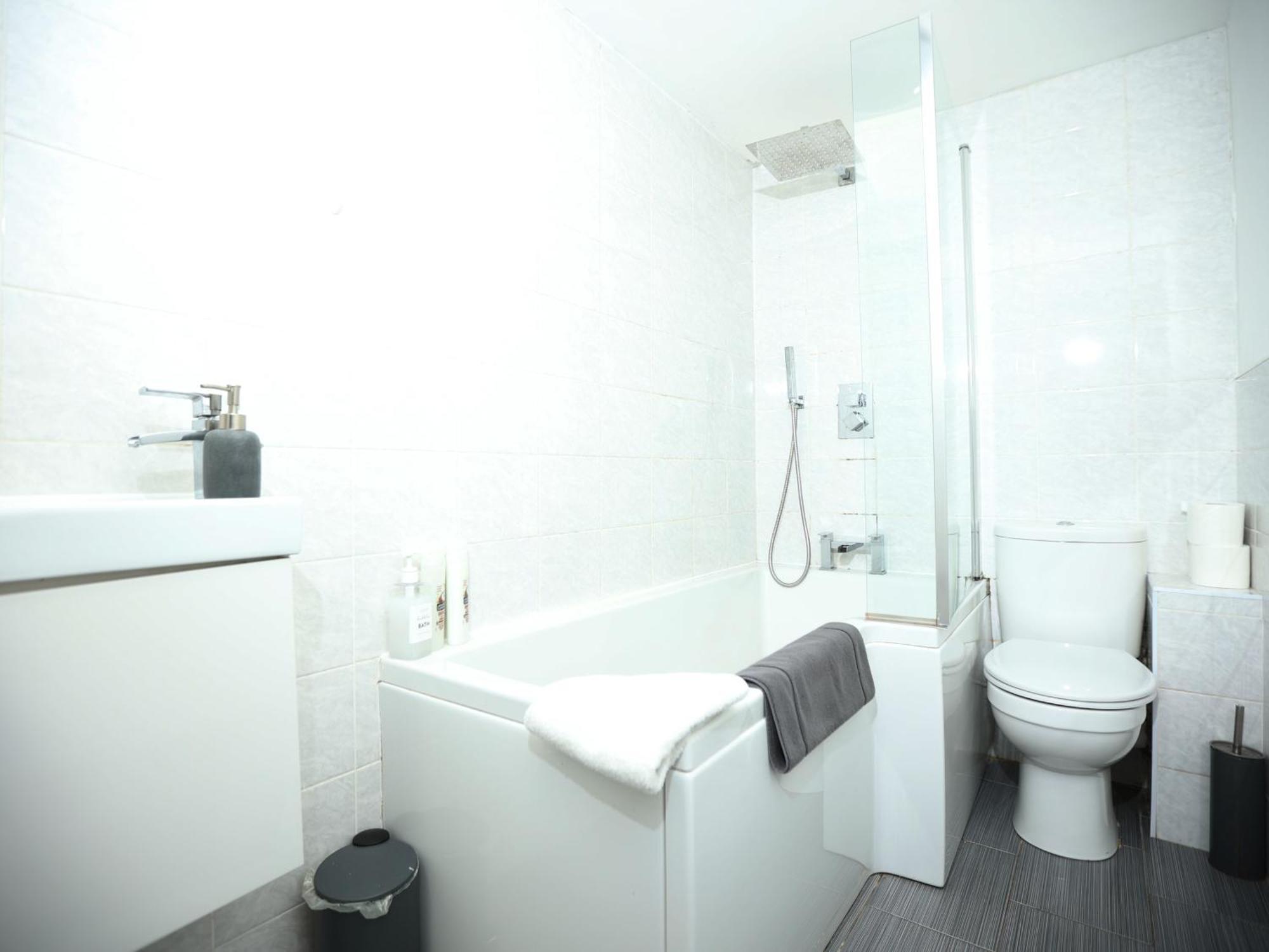 Kerry Croy - Lovely House, Fantastic Location With Free Parking, Perfect For Contractors And Workers *