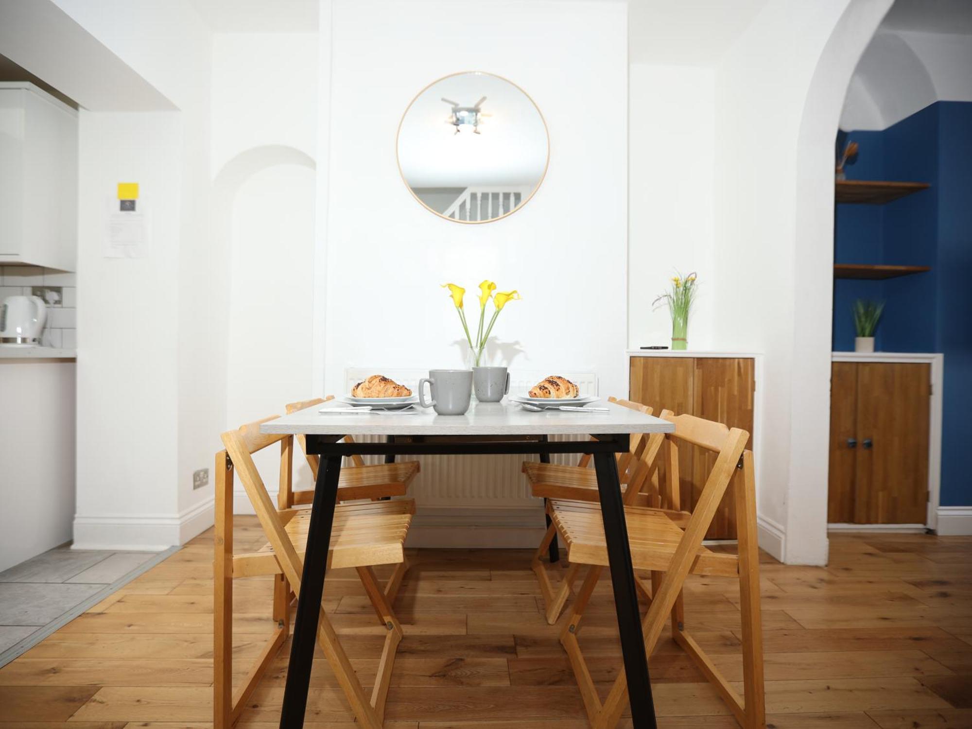 Kerry Croy - Lovely House, Fantastic Location With Free Parking, Perfect For Contractors And Workers Cardiff