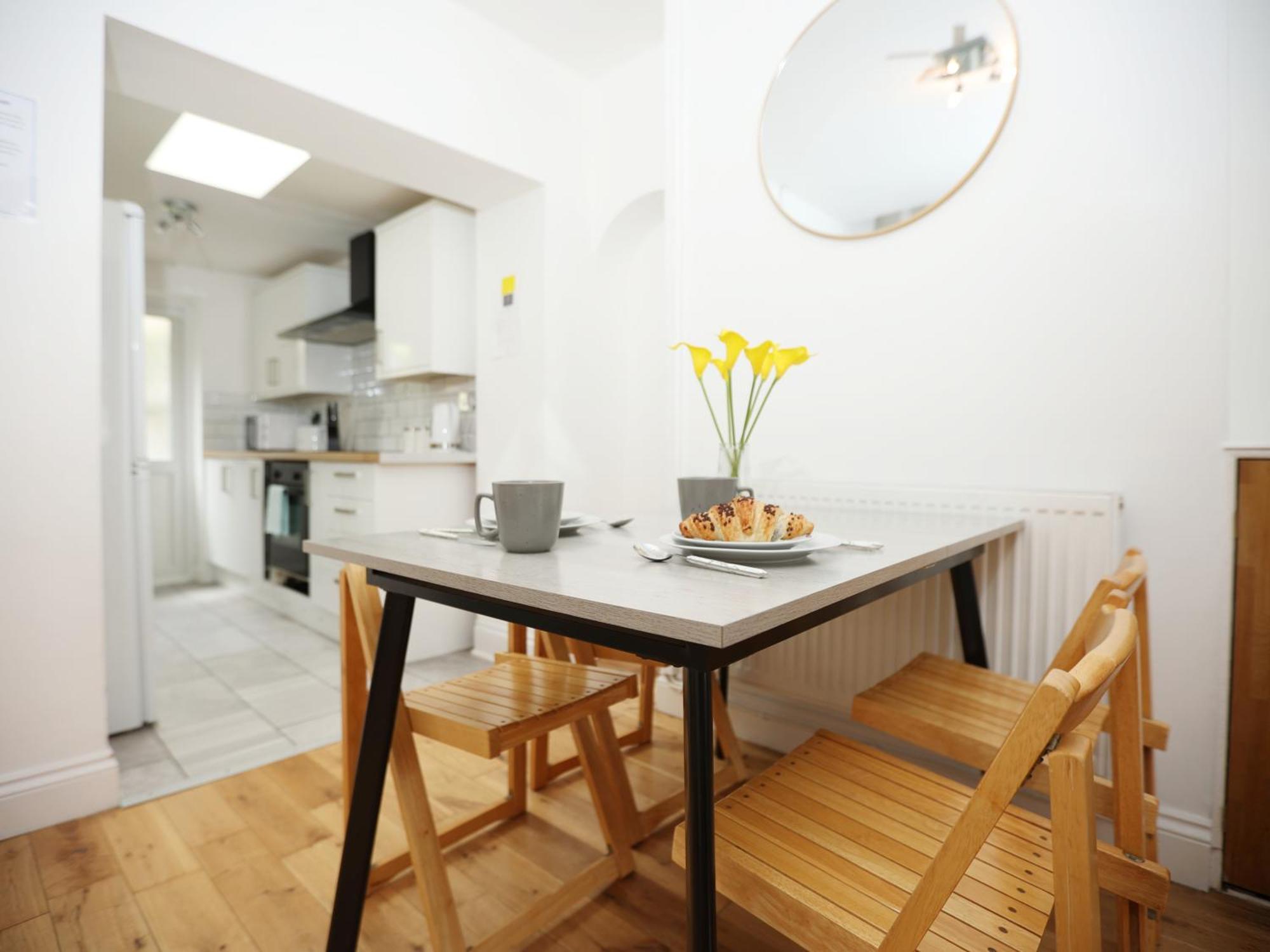 Kerry Croy - Lovely House, Fantastic Location With Free Parking, Perfect For Contractors And Workers Apartment *