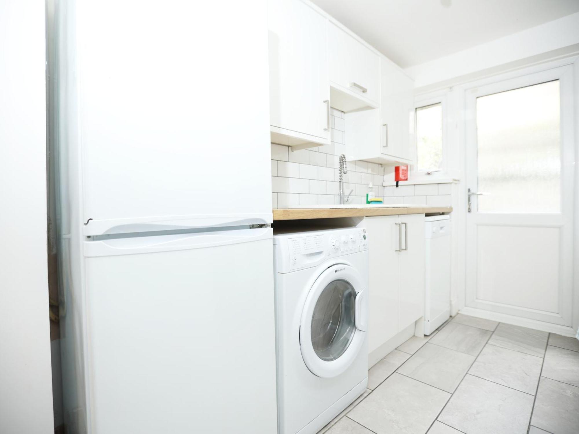 Kerry Croy - Lovely House, Fantastic Location With Free Parking, Perfect For Contractors And Workers Apartment