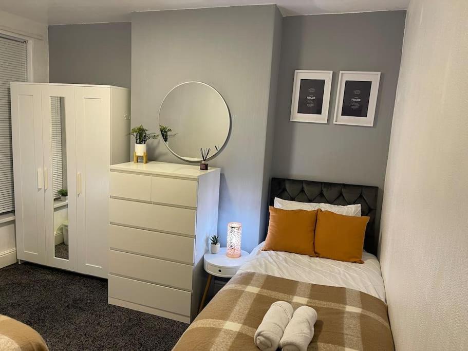 Spacious 5 Bedroom House - 2 Bath - Centre - Free Parking * Cardiff