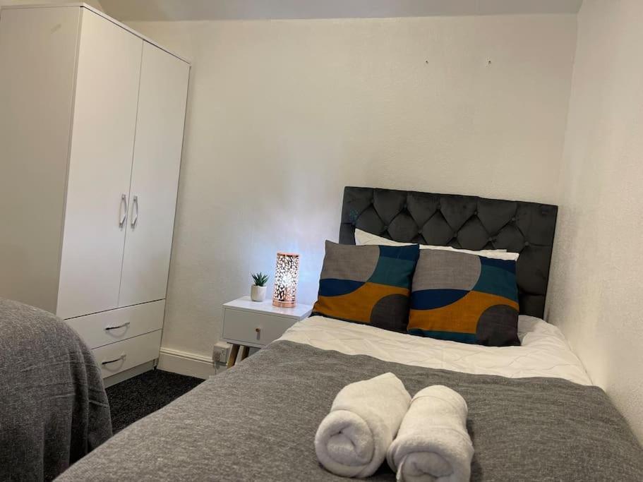 Spacious 5 Bedroom House - 2 Bath - Centre - Free Parking *
