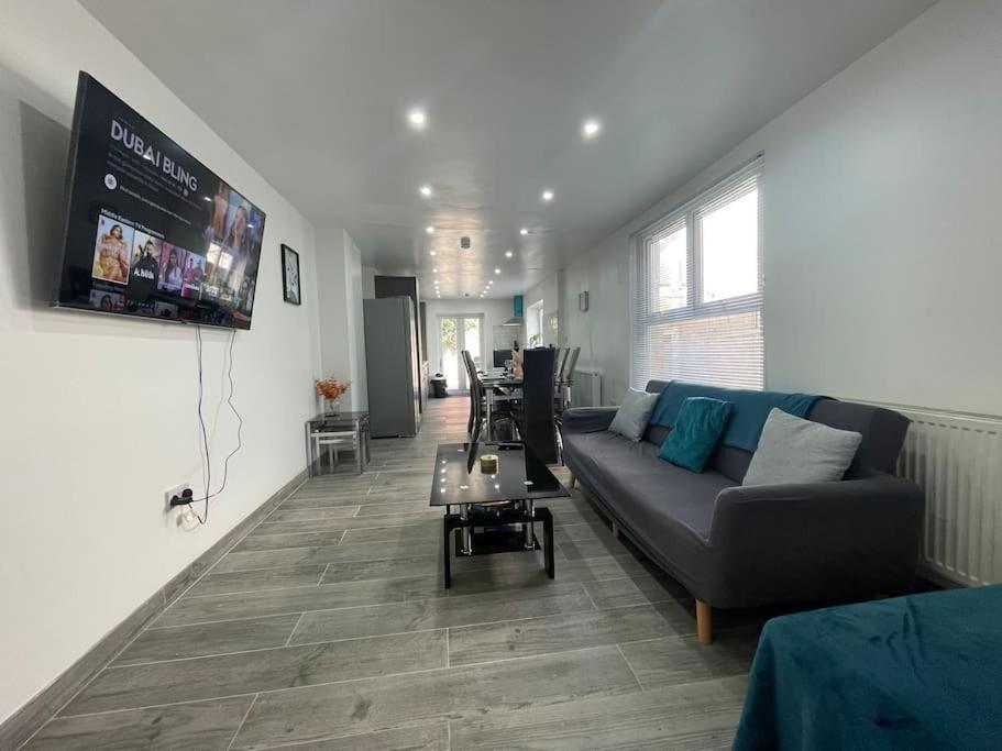 Spacious 5 Bedroom House - 2 Bath - Centre - Free Parking Holiday home *
