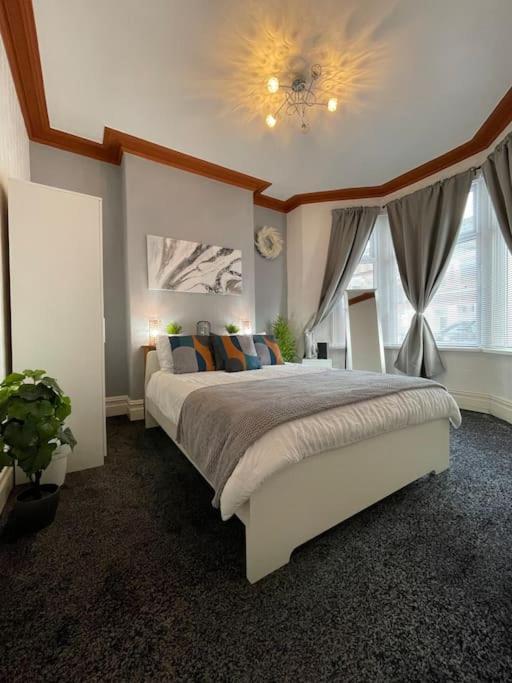 Holiday home Spacious 5 Bedroom House - 2 Bath - Centre - Free Parking Cardiff