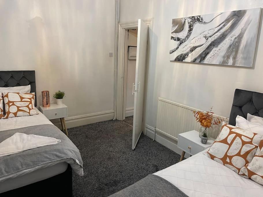 Holiday home Spacious 5 Bedroom House - 2 Bath - Centre - Free Parking