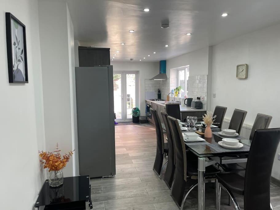 Spacious 5 Bedroom House - 2 Bath - Centre - Free Parking Cardiff
