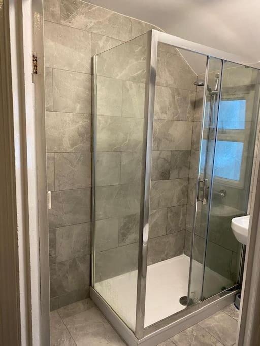Holiday home Spacious 5 Bedroom House - 2 Bath - Centre - Free Parking Cardiff