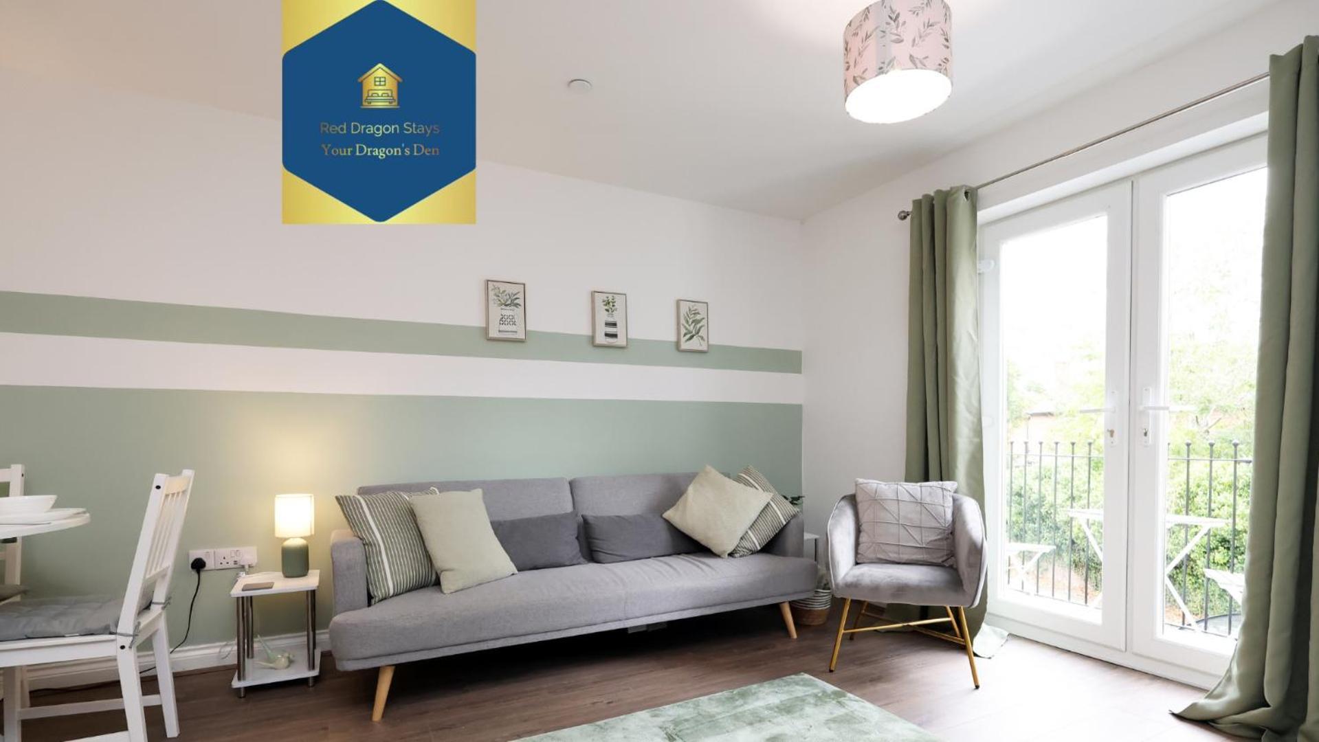 Large 2 Bed With Balcony And Private Parking *