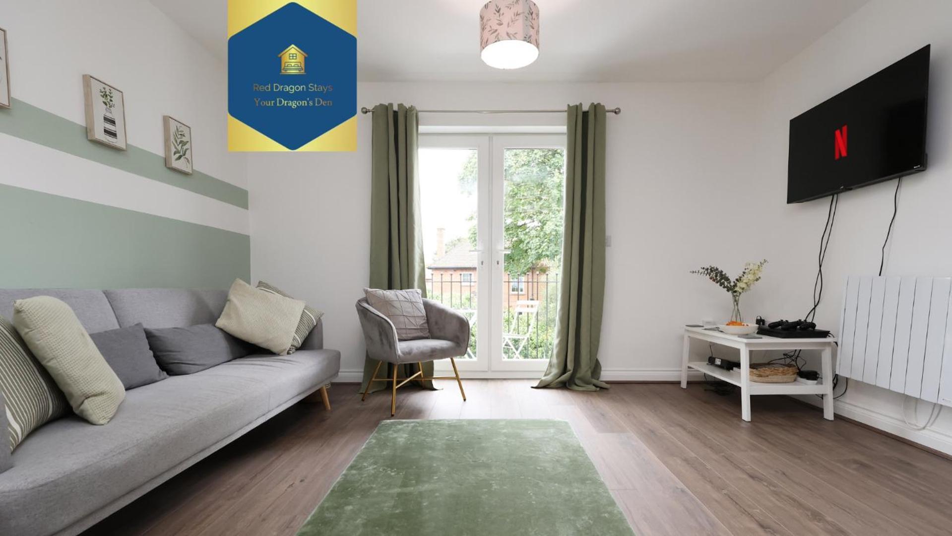 Holiday home Large 2 Bed With Balcony And Private Parking