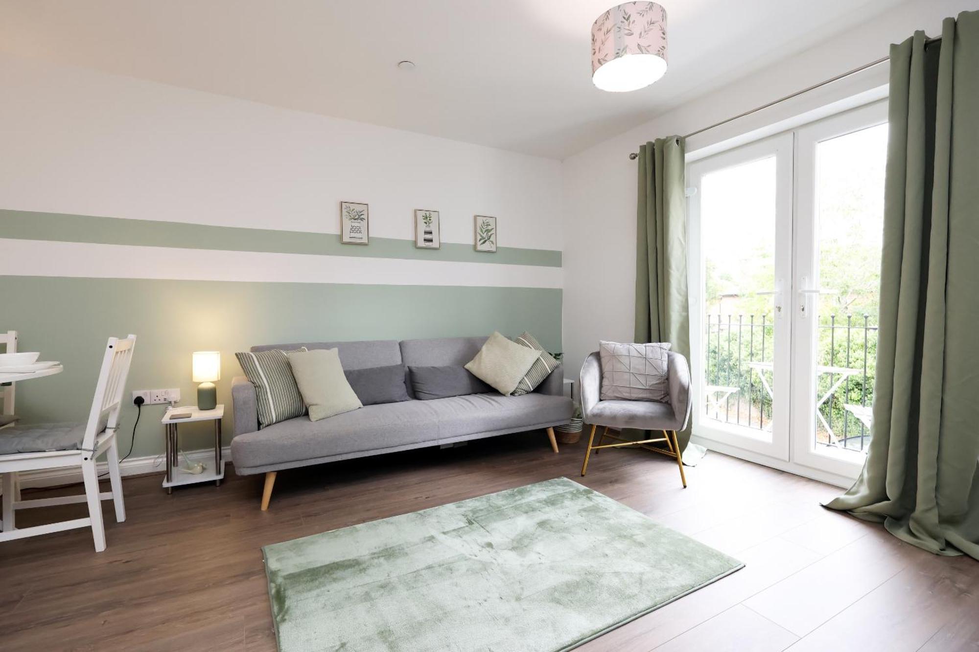 Large 2 Bed With Balcony And Private Parking Cardiff