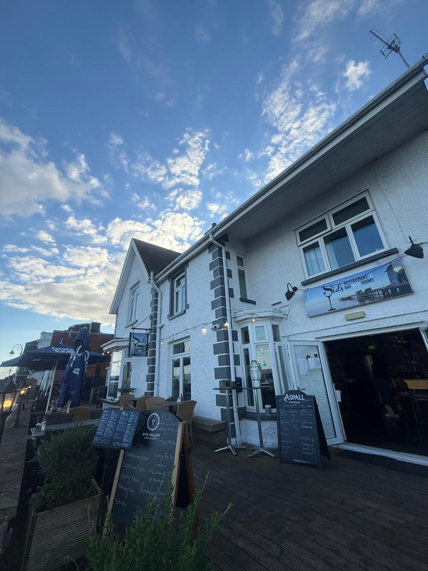 Sids Restaurant And Bar With Hotel 3*