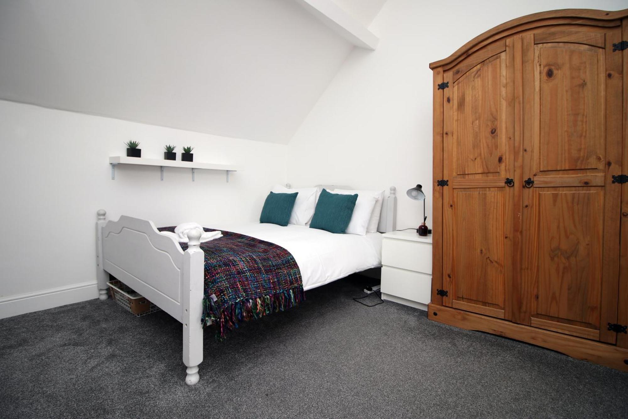 Guest house Royal Oak House By Ty Sa - 5 Bedroom House *