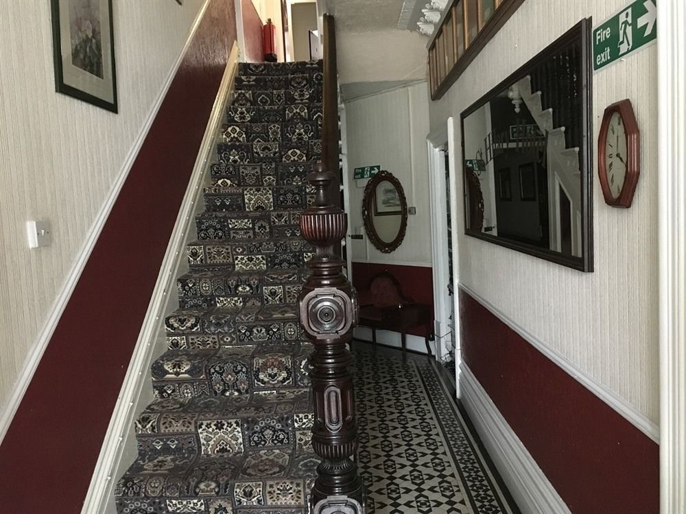 144 Cathedral Road Guest house 2*