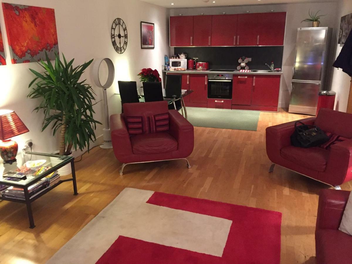 Stunning Spacious City Apartment With Free Parking